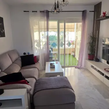 Venta de apartamento en planta media en Costabella