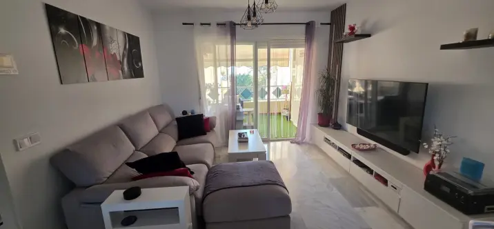 Venta de apartamento en planta media en Costabella 0