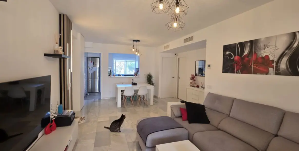 Venta de apartamento en planta media en Costabella 2