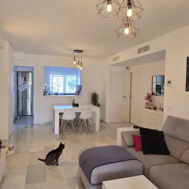 Venta de apartamento en planta media en Costabella
