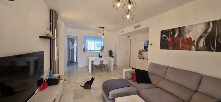 Venta de apartamento en planta media en Costabella 1