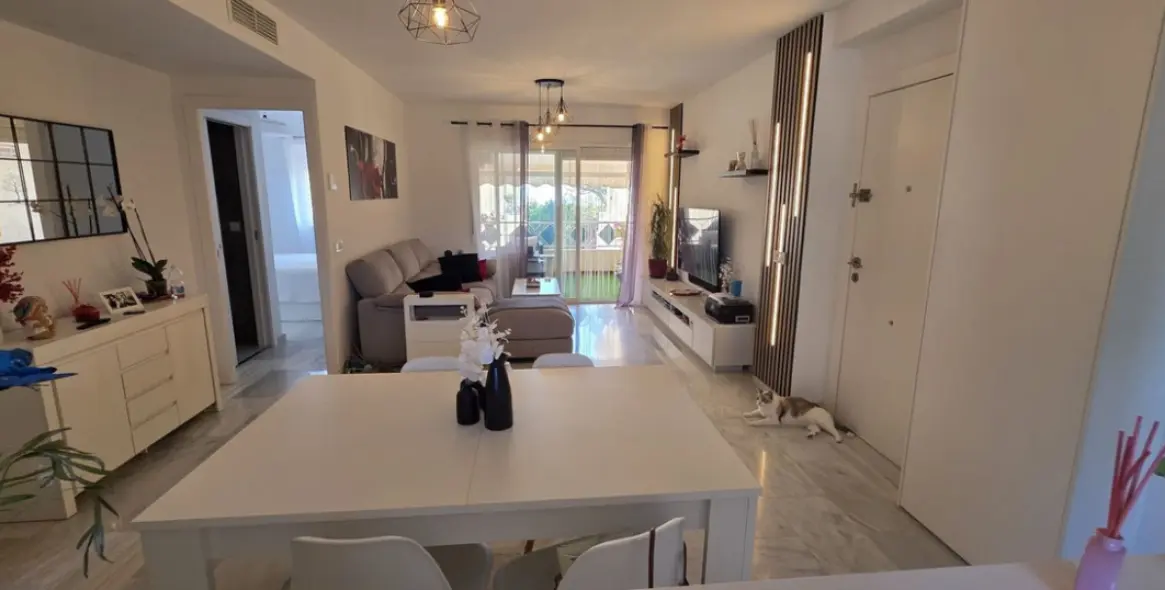 Venta de apartamento en planta media en Costabella 3