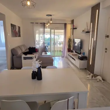 Venta de apartamento en planta media en Costabella