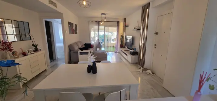 Venta de apartamento en planta media en Costabella 2