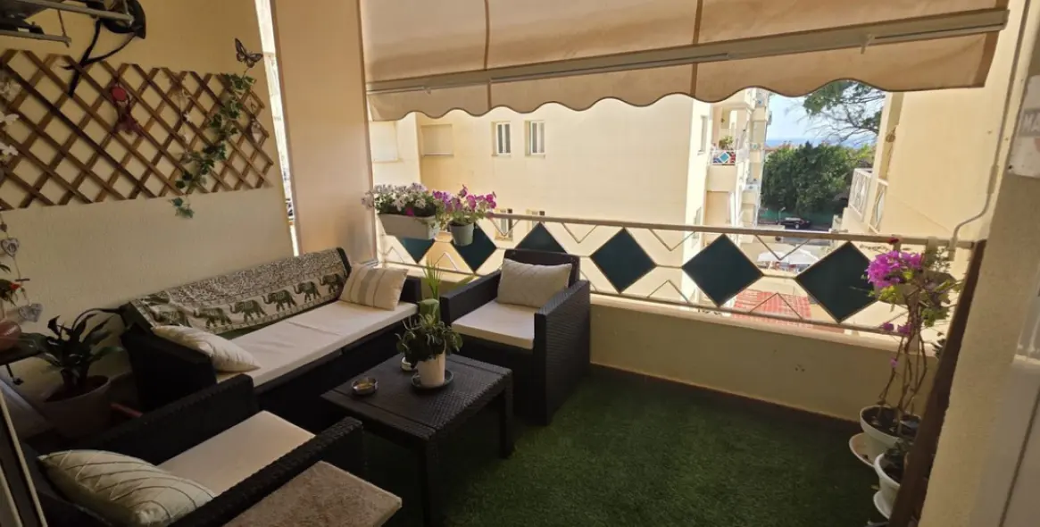 Venta de apartamento en planta media en Costabella 4