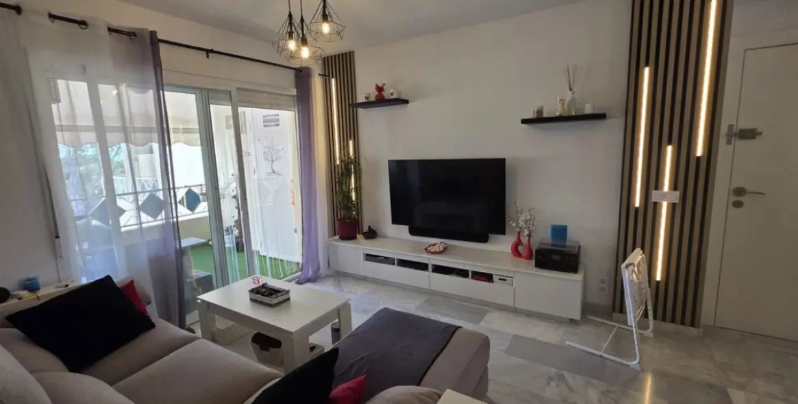 Venta de apartamento en planta media en Costabella 7
