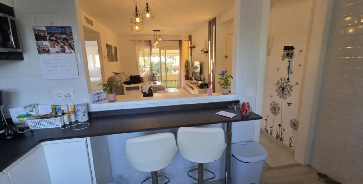 Venta de apartamento en planta media en Costabella 8