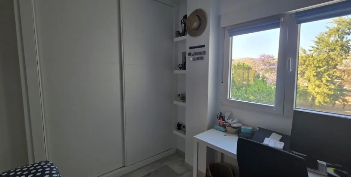 Venta de apartamento en planta media en Costabella 9