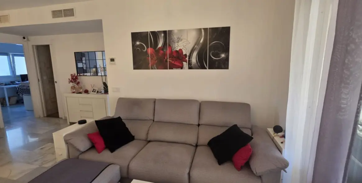 Venta de apartamento en planta media en Costabella 12