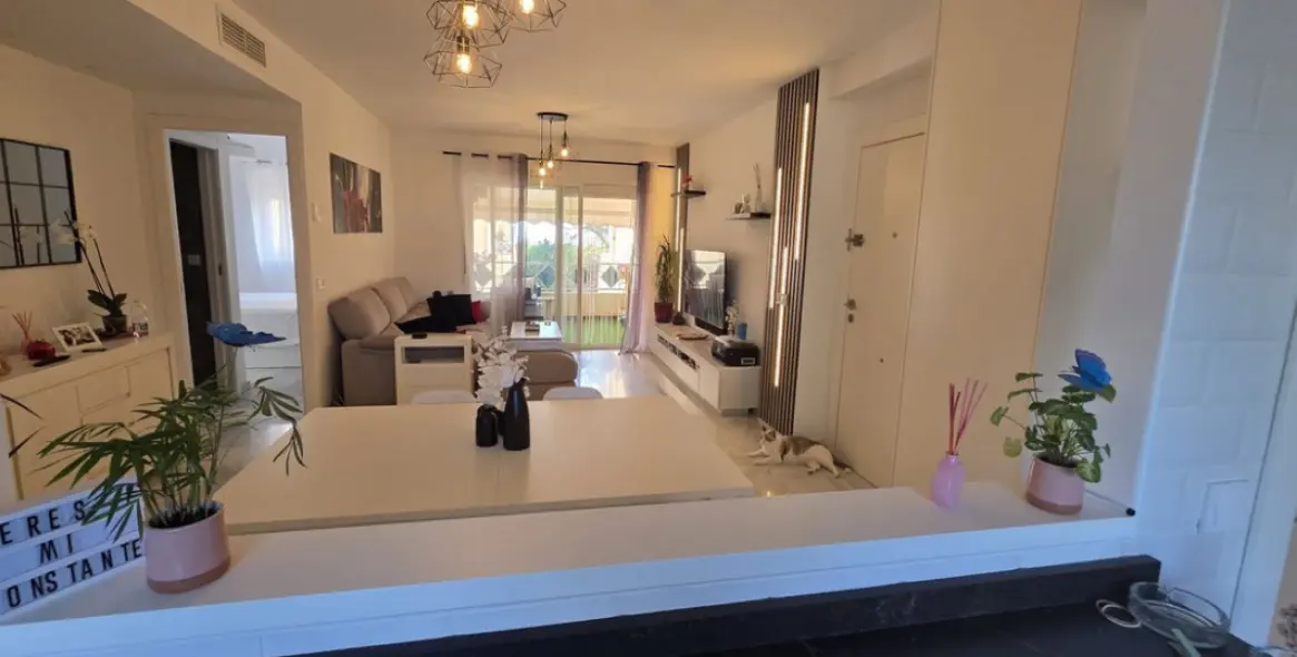 Venta de apartamento en planta media en Costabella 13