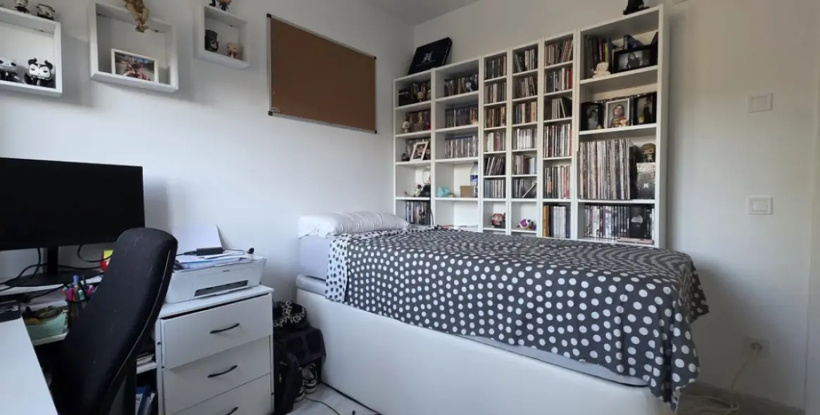 Venta de apartamento en planta media en Costabella 15