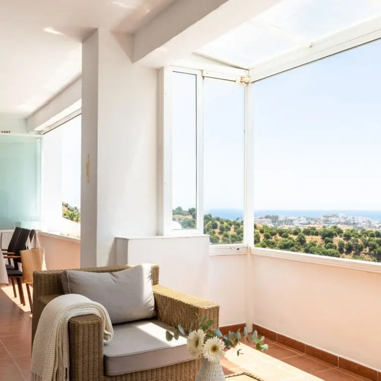 Sale of middle floor apartment in Mijas Costa