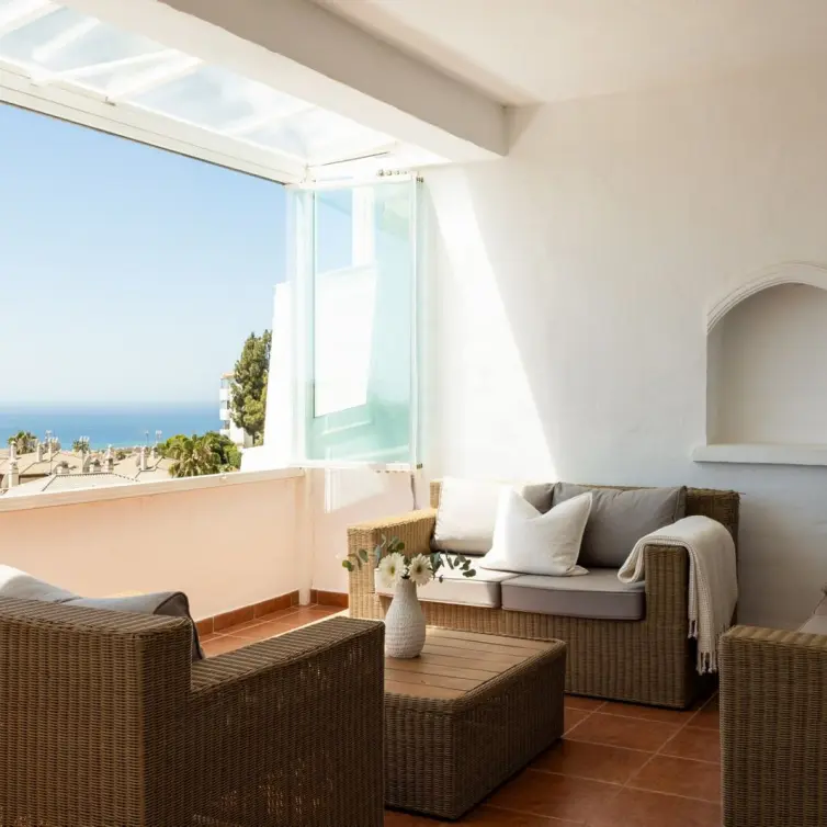 Sale of middle floor apartment in Calahonda