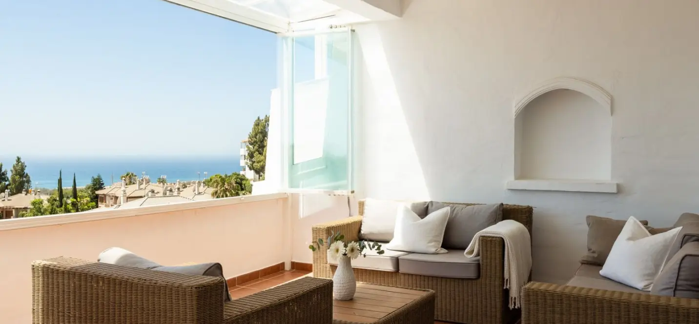 Sale of middle floor apartment in Calahonda 0