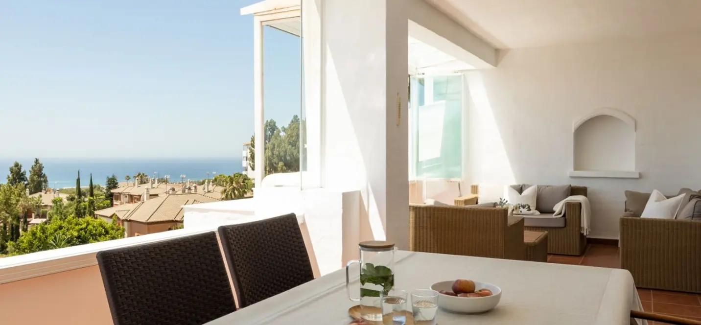 Sale of middle floor apartment in Calahonda 4