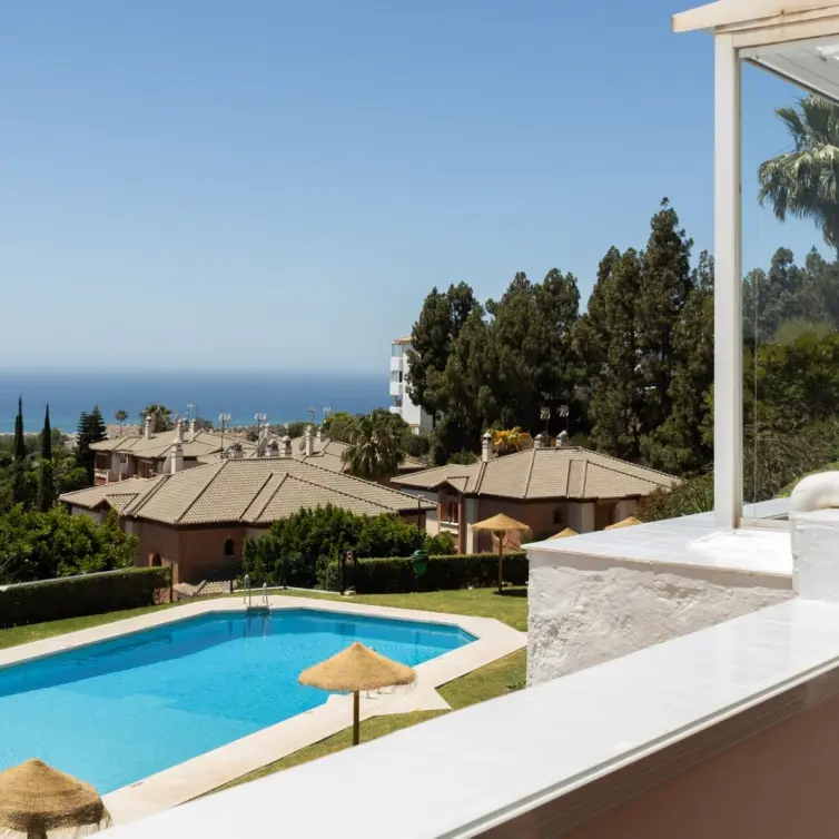 Sale of middle floor apartment in Calahonda