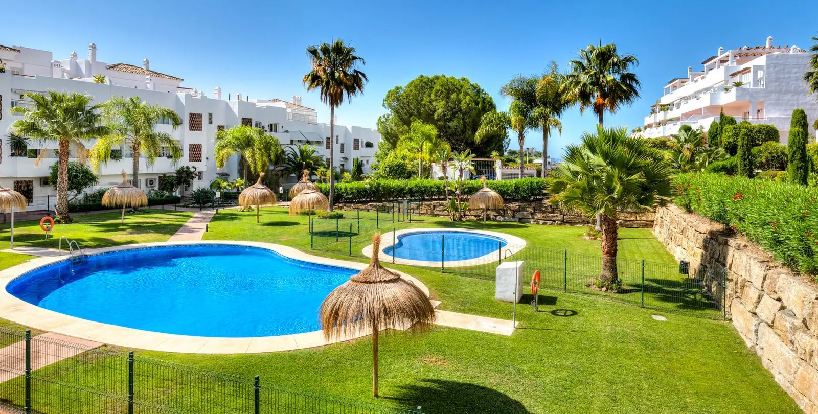 Sale of middle floor apartment in Estepona 1