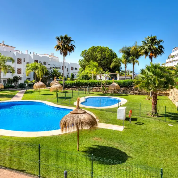 Sale of middle floor apartment in Estepona