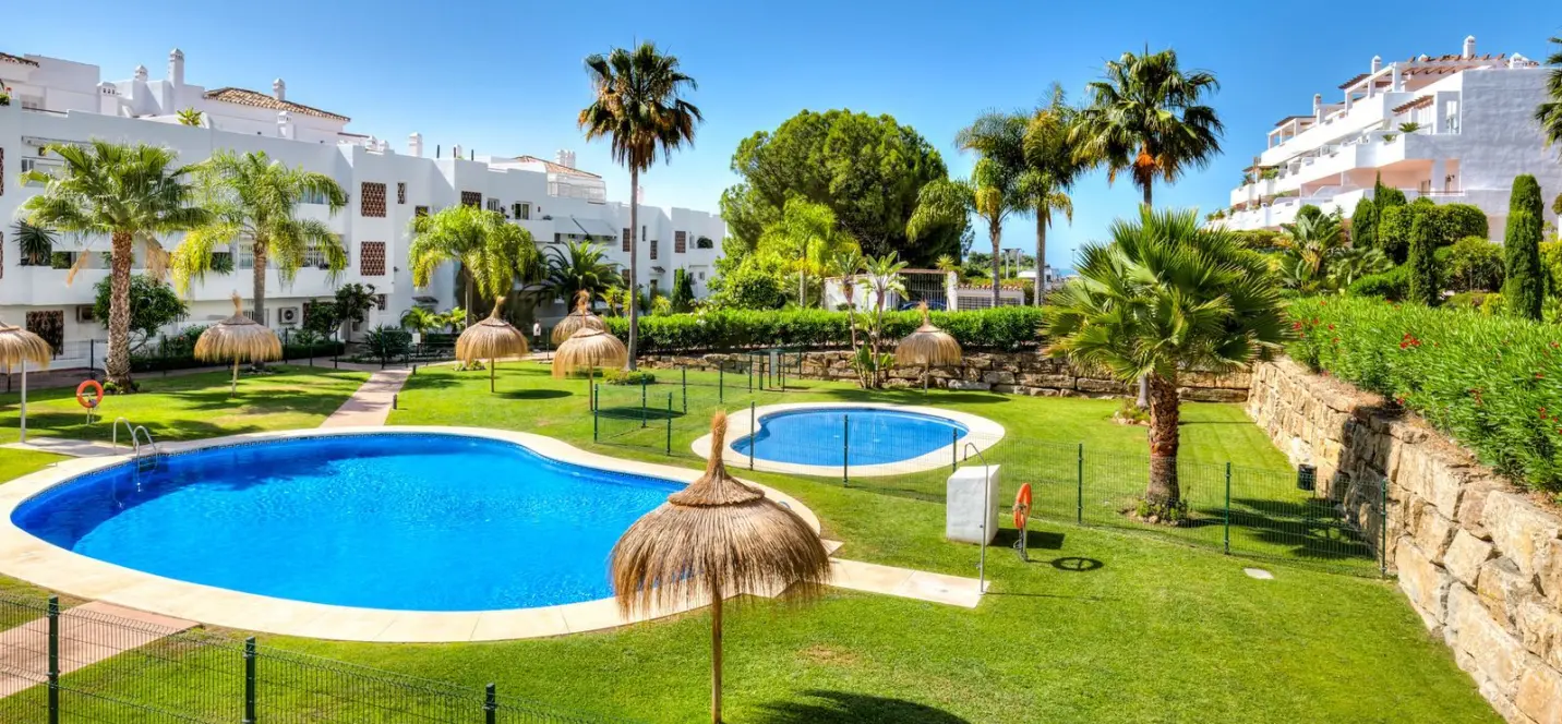 Sale of middle floor apartment in Estepona 0