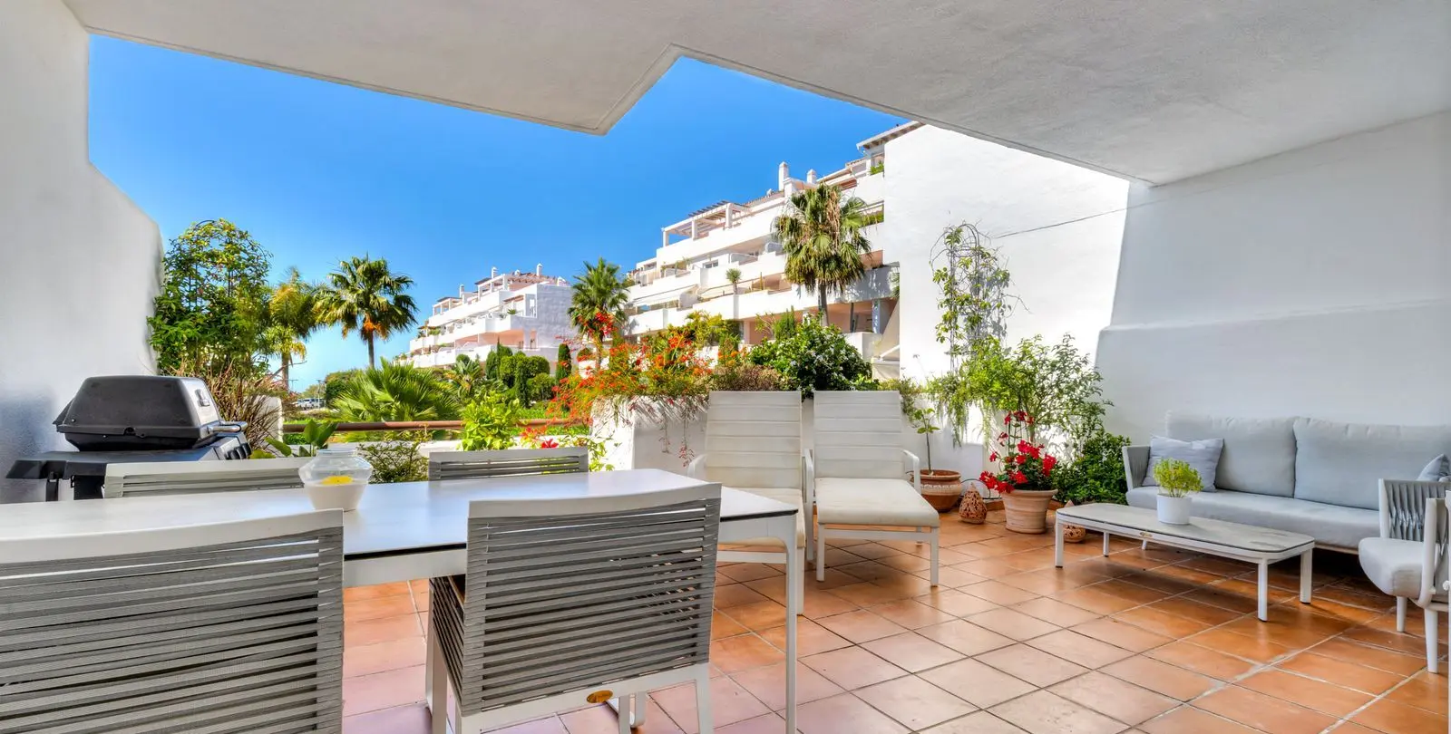 Sale of middle floor apartment in Estepona 2