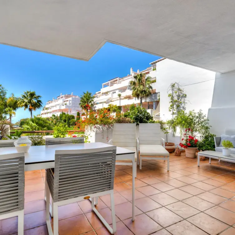 Sale of middle floor apartment in Estepona