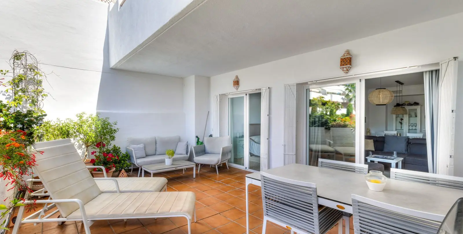 Sale of middle floor apartment in Estepona 3