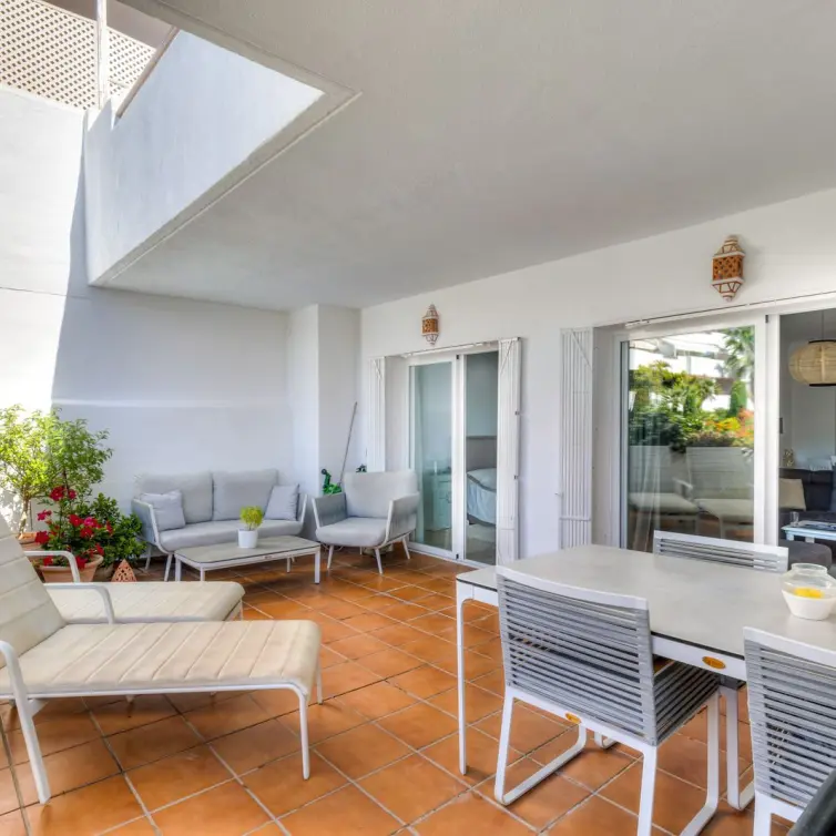 Sale of middle floor apartment in Estepona