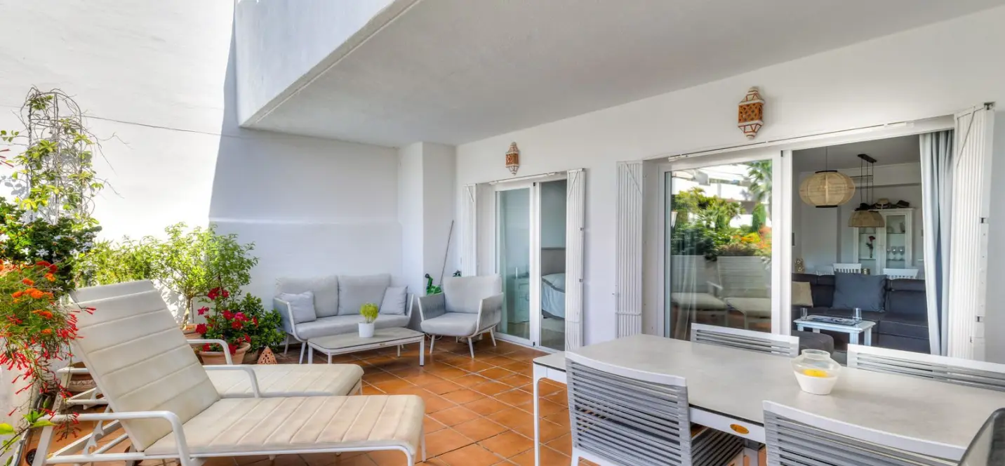 Sale of middle floor apartment in Estepona 2