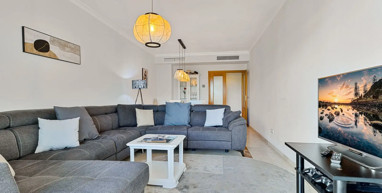 Sale of middle floor apartment in Estepona 4