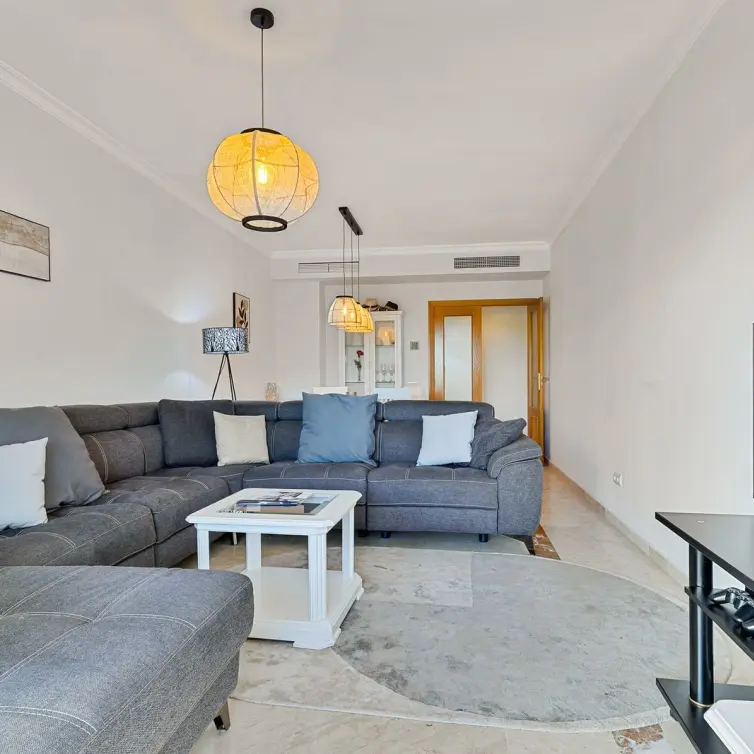 Sale of middle floor apartment in Estepona