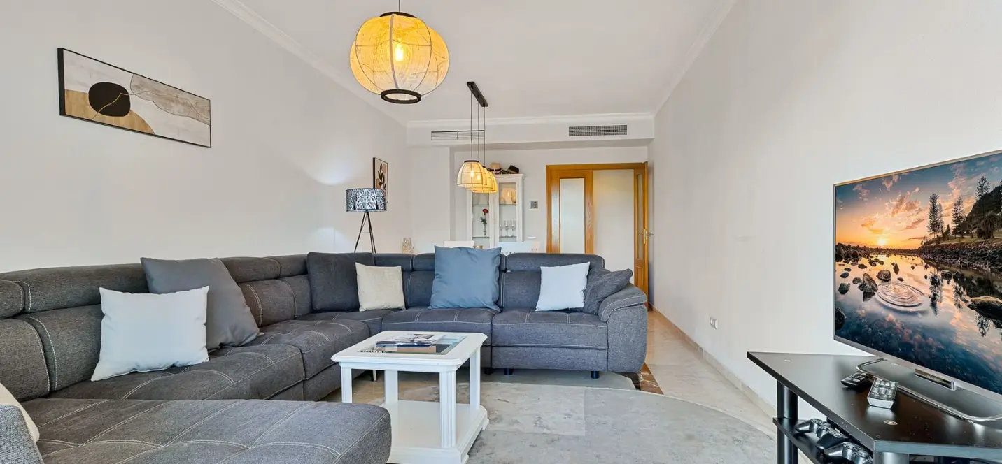 Sale of middle floor apartment in Estepona 3