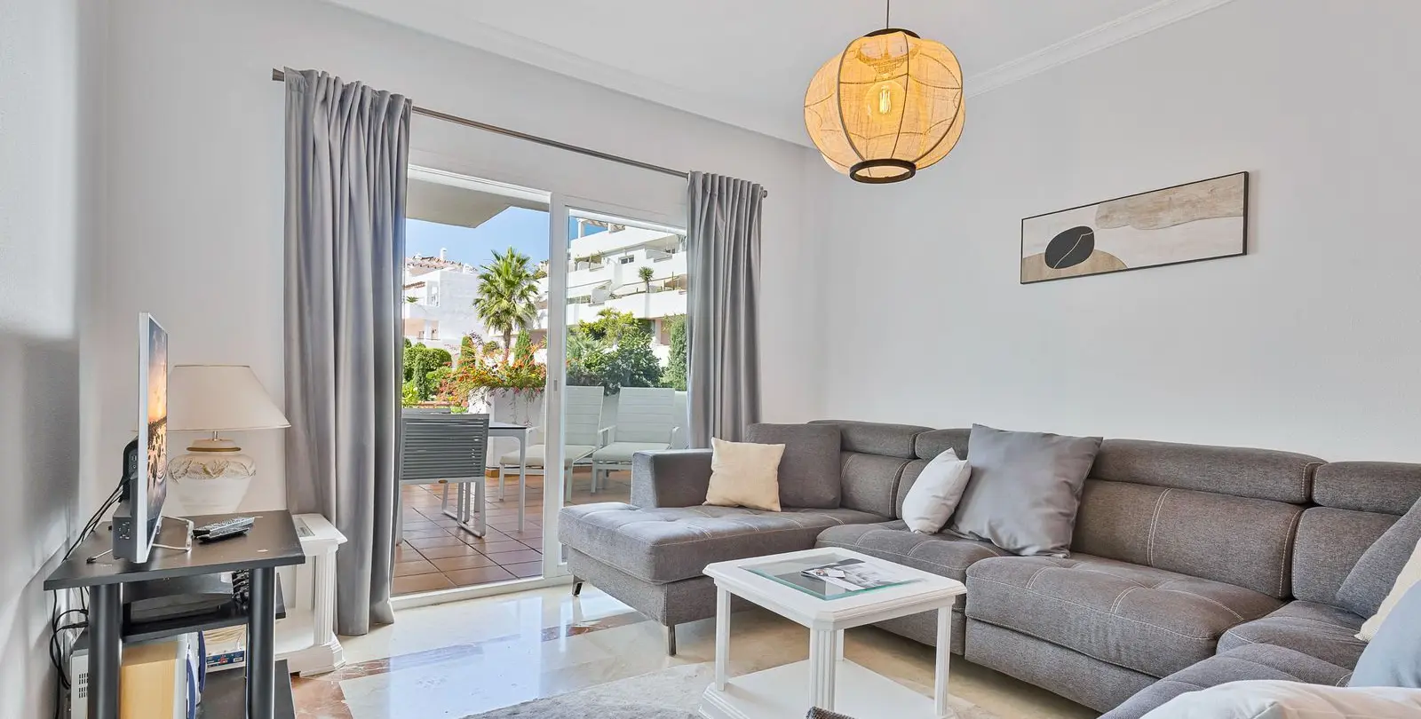 Sale of middle floor apartment in Estepona 5