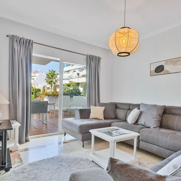 Sale of middle floor apartment in Estepona