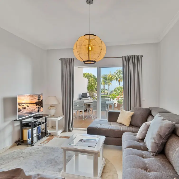 Sale of middle floor apartment in Estepona