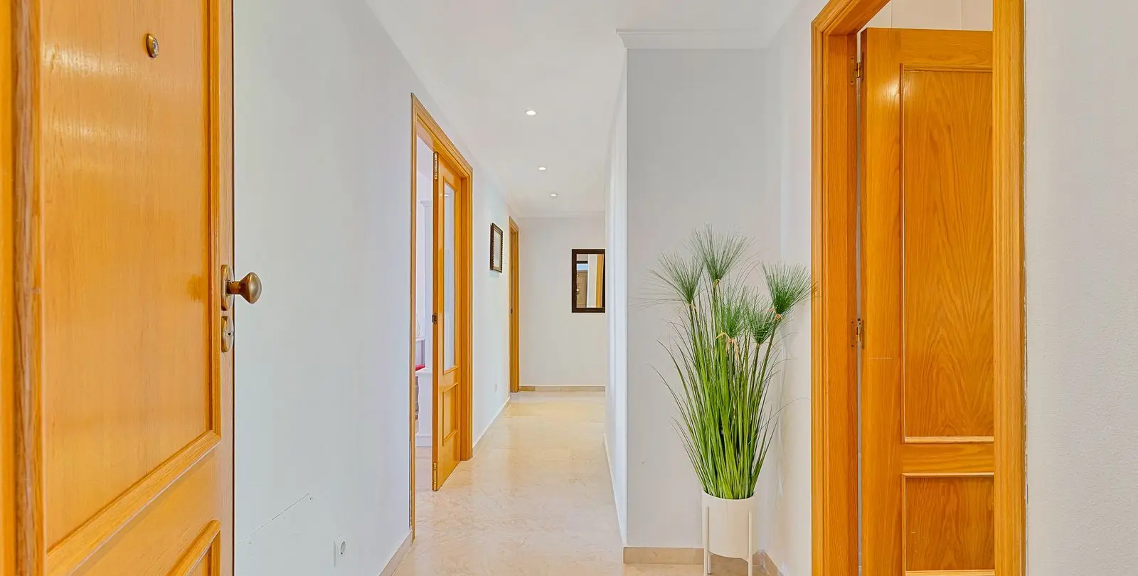 Sale of middle floor apartment in Estepona 8