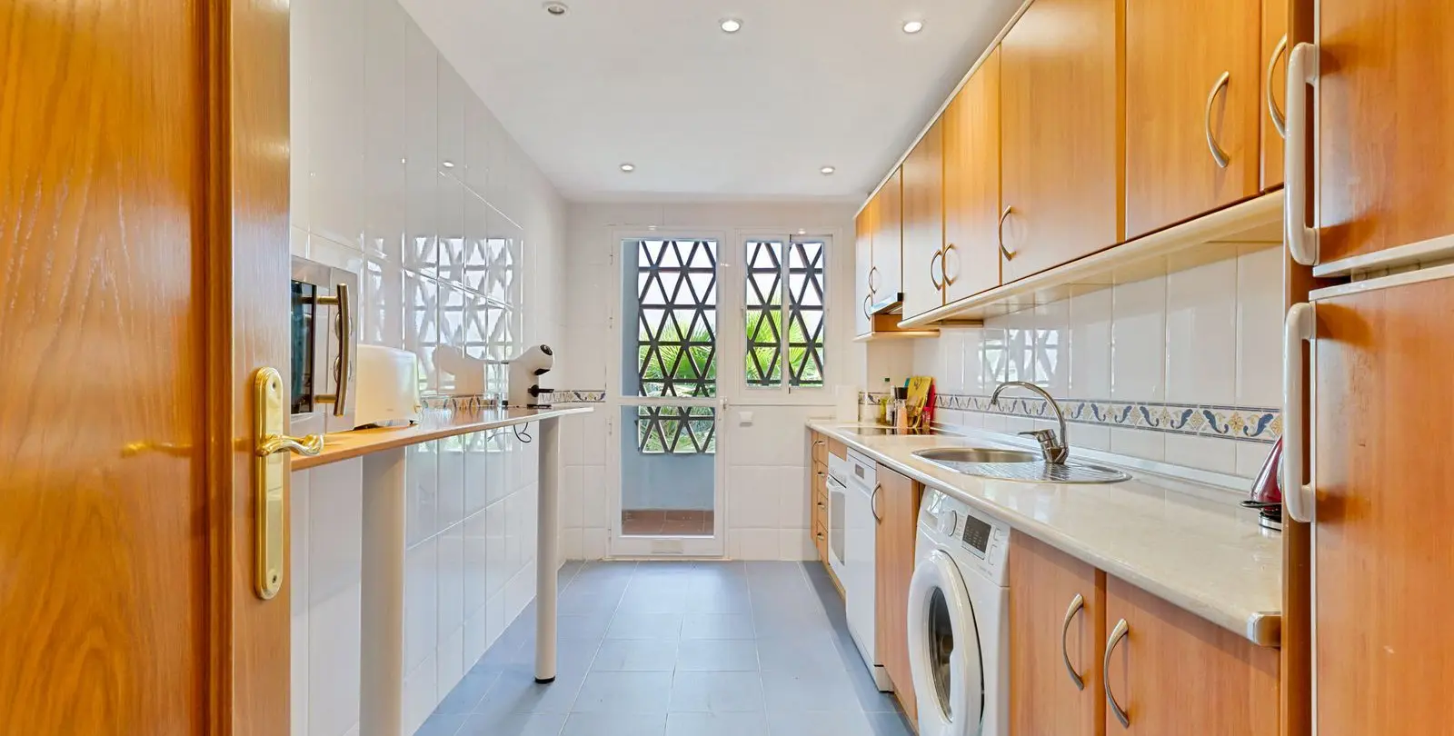 Sale of middle floor apartment in Estepona 9