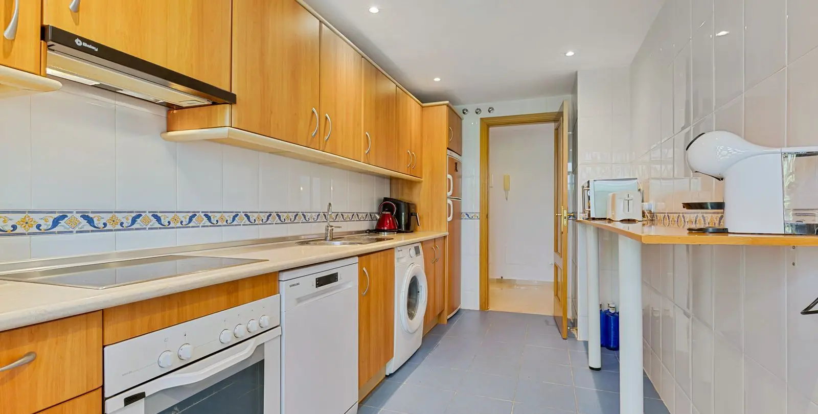 Sale of middle floor apartment in Estepona 10