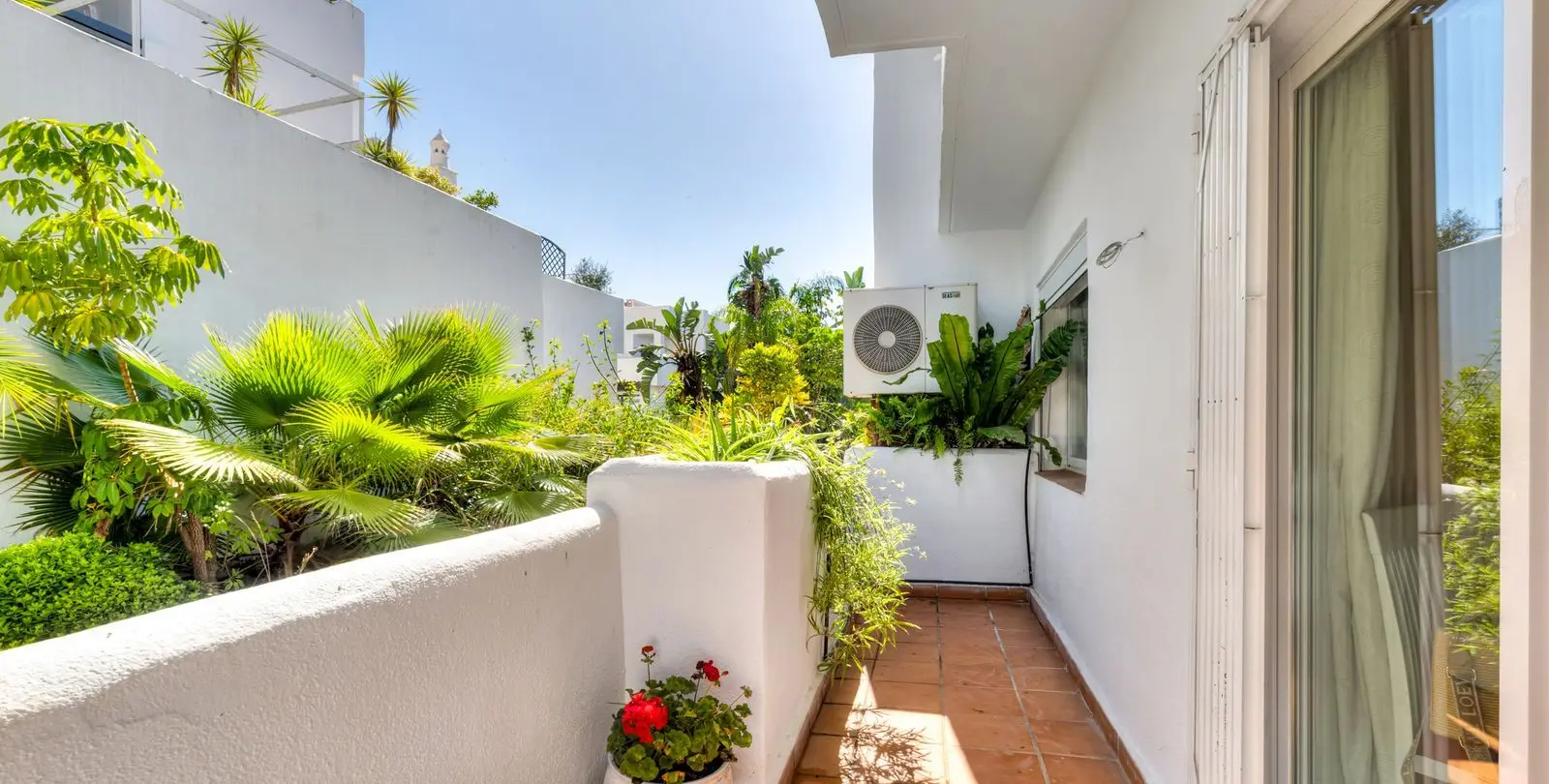 Sale of middle floor apartment in Estepona 16
