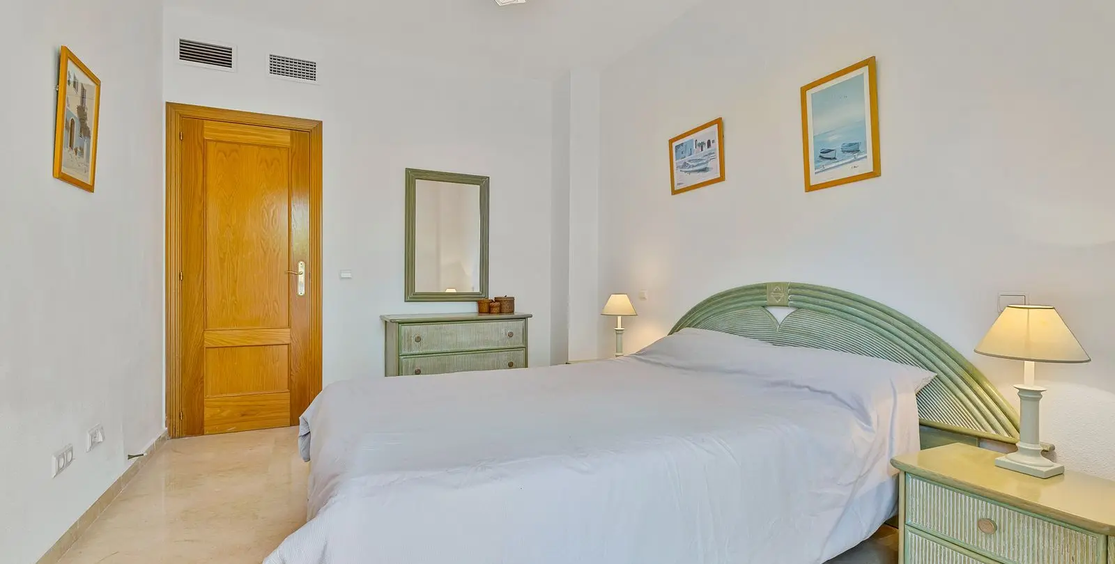 Sale of middle floor apartment in Estepona 17