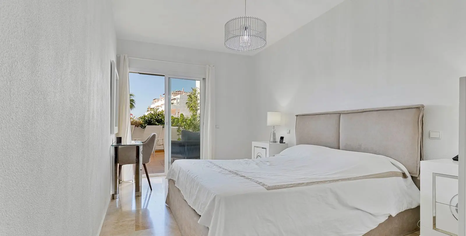 Sale of middle floor apartment in Estepona 20