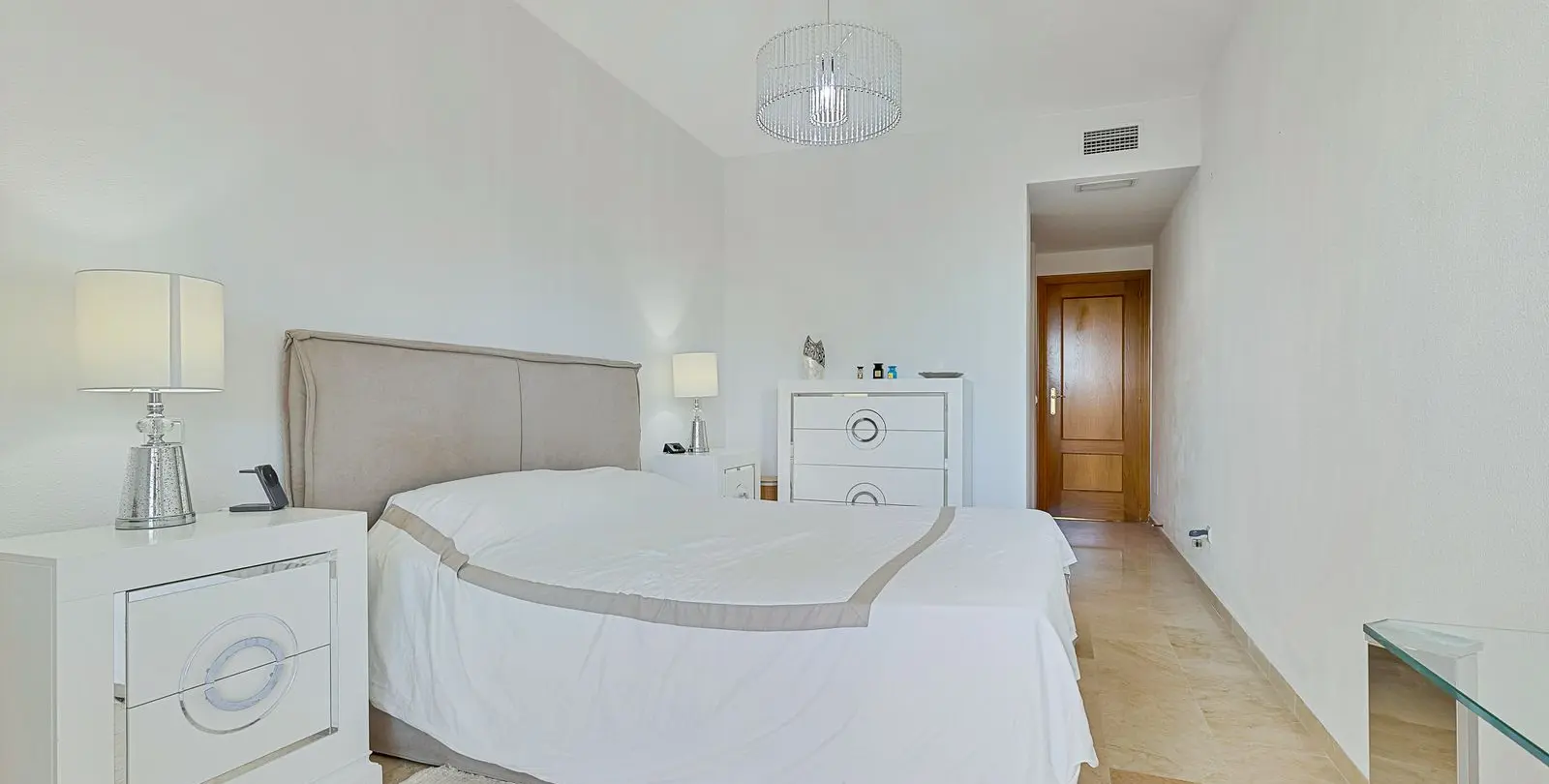 Sale of middle floor apartment in Estepona 21