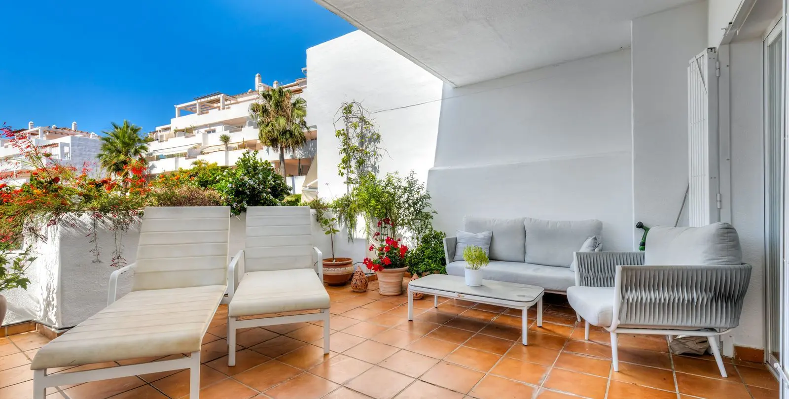 Sale of middle floor apartment in Estepona 23