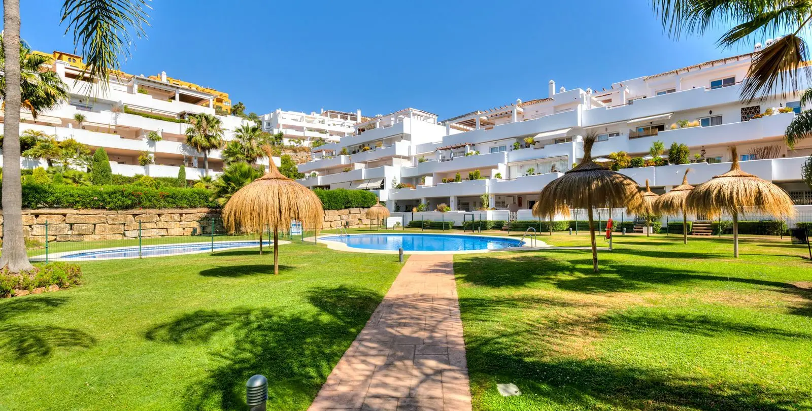 Sale of middle floor apartment in Estepona 26