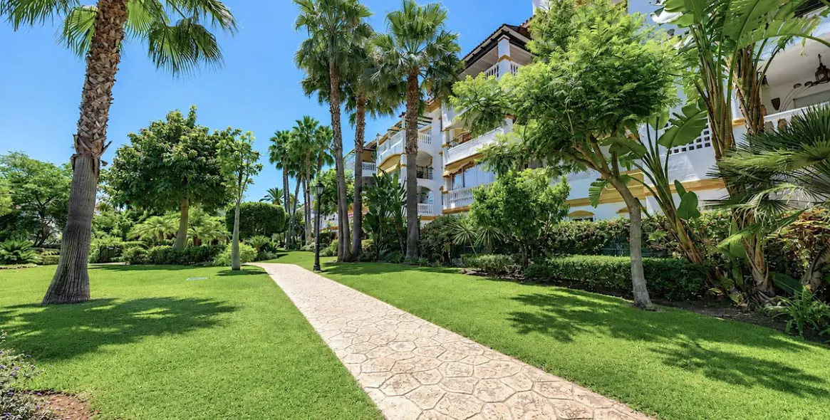 Short-term rent of middle floor apartment in Nueva Andalucía 24