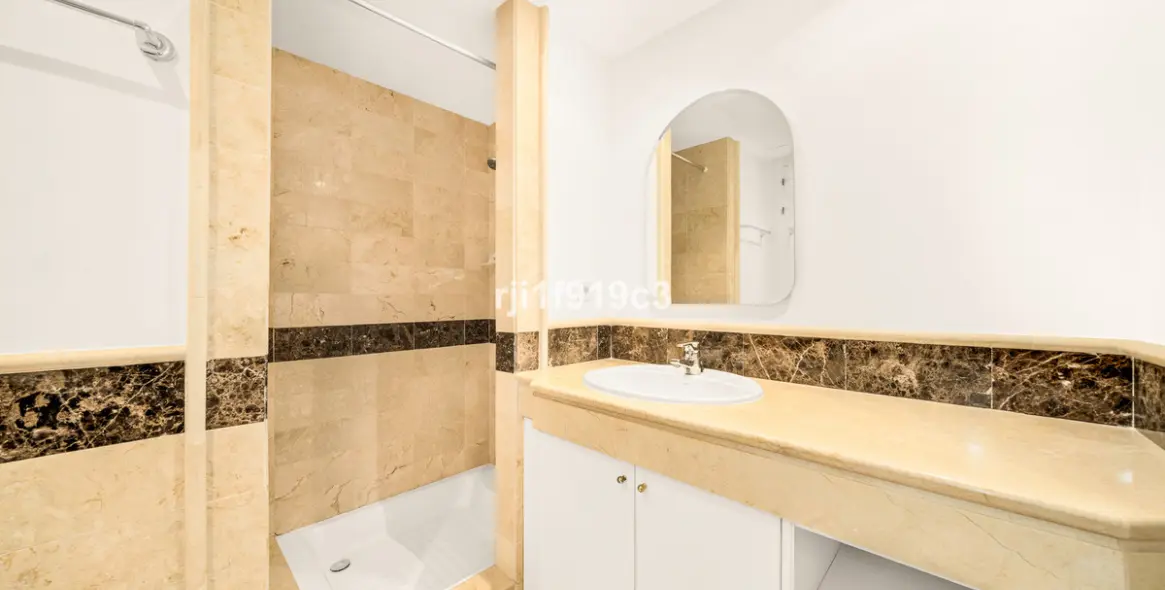 Продажа апартаментов на первом этаже в Elviria 8