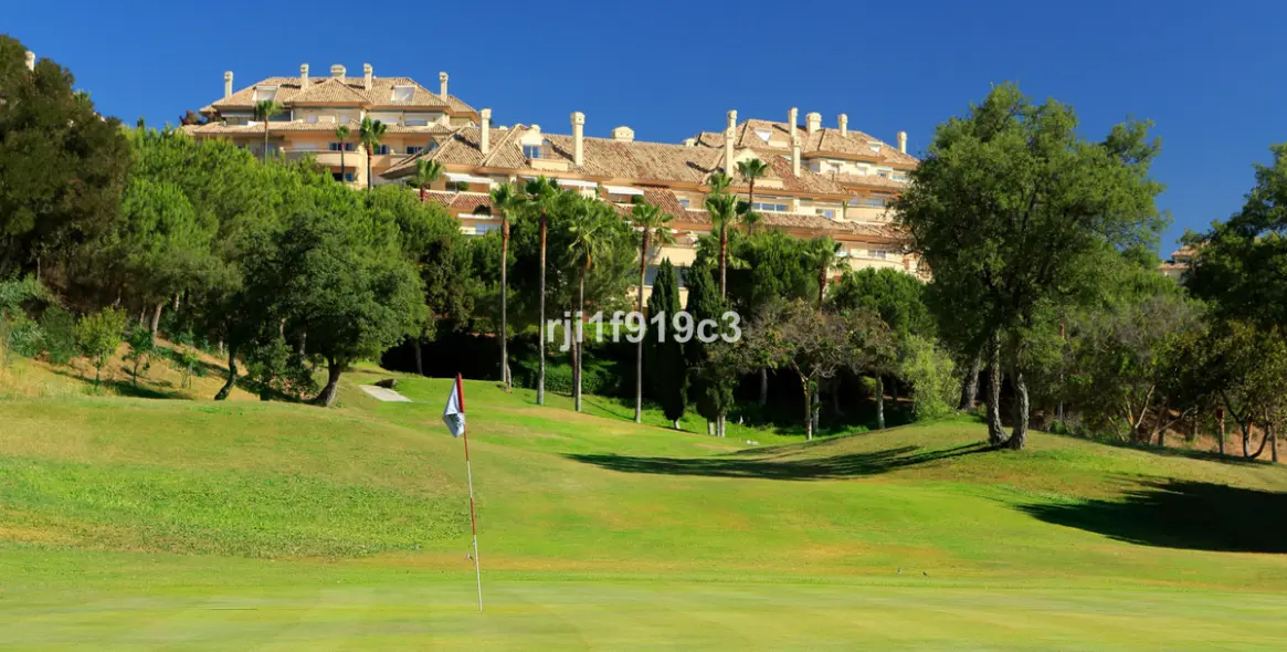 Sale of ground floor apartment in Elviria 28