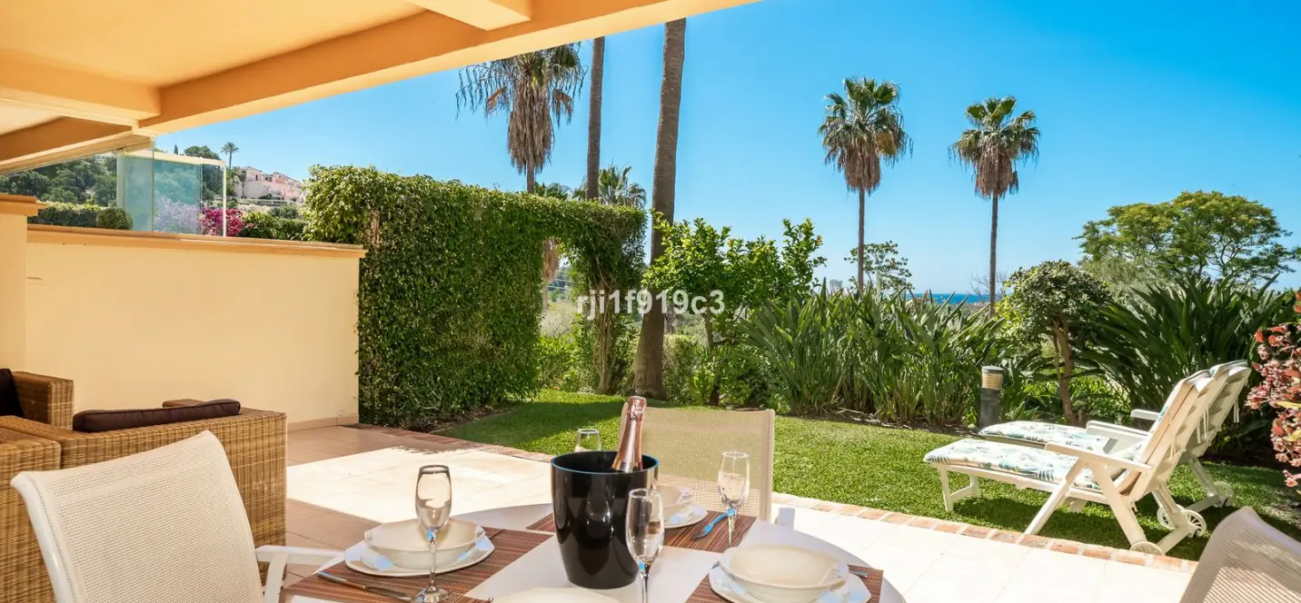 Sale of ground floor apartment in Elviria 0