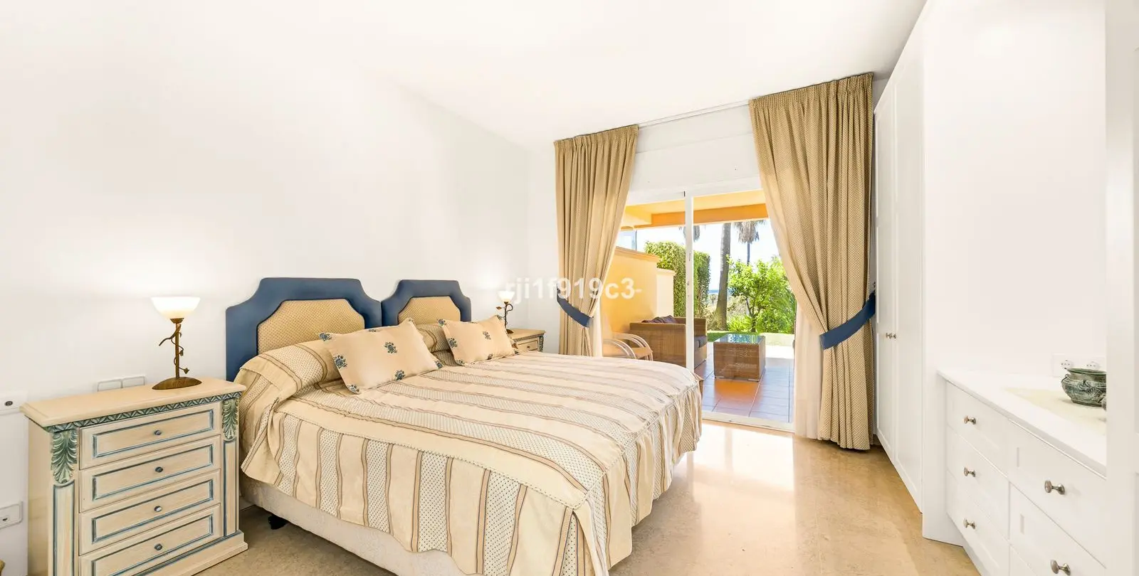 Sale of ground floor apartment in Elviria 4