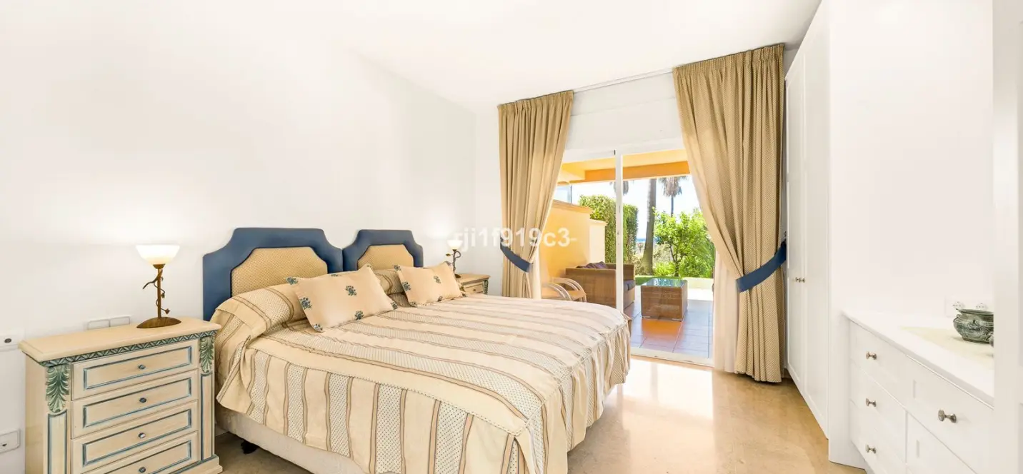 Sale of ground floor apartment in Elviria 3