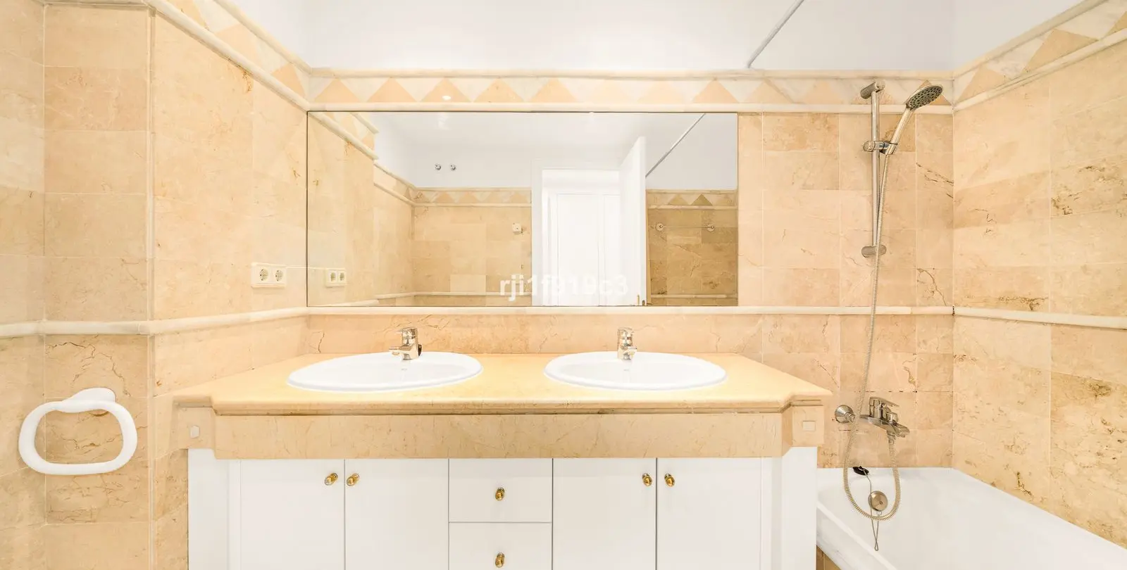 Sale of ground floor apartment in Elviria 5